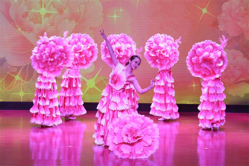 万搏线上平台,万搏（中国）2019年度工作动员大会---舞蹈《花开树恩》