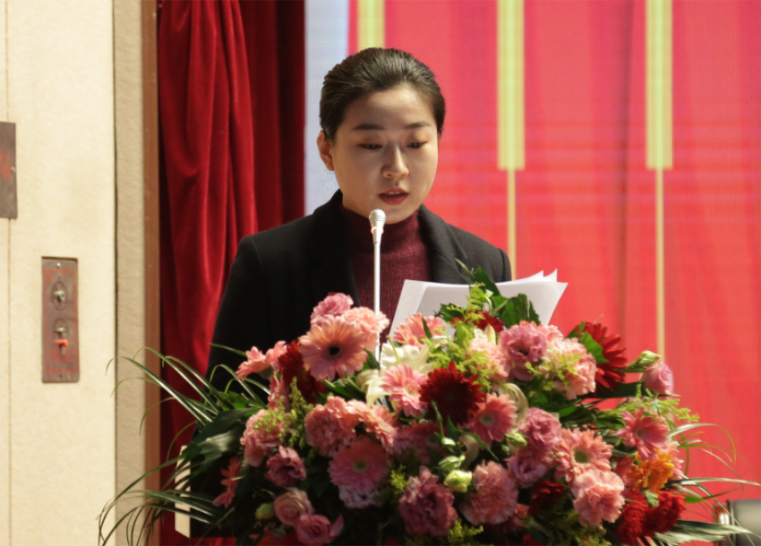 万搏线上平台,万搏（中国）第一届党委班子选举大会---于丽娜同志宣读大会关于通过党委和纪委报告的决议